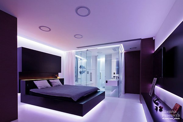 Кровать с неоновой подсветкой.
