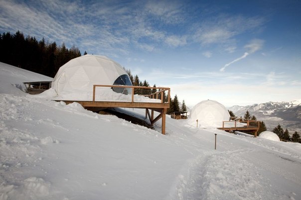 Купольные эко-дома The WhitePod Alpine, находящийся в Швейцарских Альпах на высоте почти 1600 км.