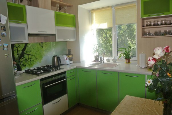 Утро будет добрым на такой светлой и зелёной кухне
