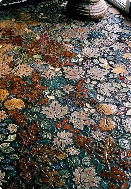 Необыкновенный мозаичный пол, напоминающий об осени.