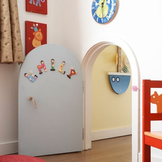 Чем украсить двери детской комнаты