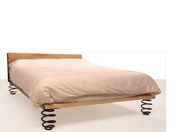 Для тех, кто с детства любил прыгать на кроватях, дизайнеры придумали кровать на пружинах.