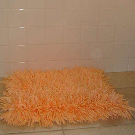 Мохнатый коврик в ванную