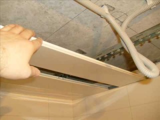 Как самостоятельно смонтировать подвесной потолок в ванной комнате. Видео-инструкция.