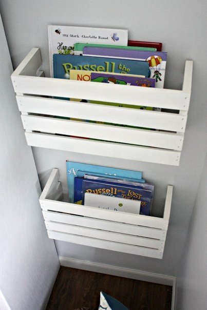 Из простого ящика можно сделать легкую книжную полку в детской комнате