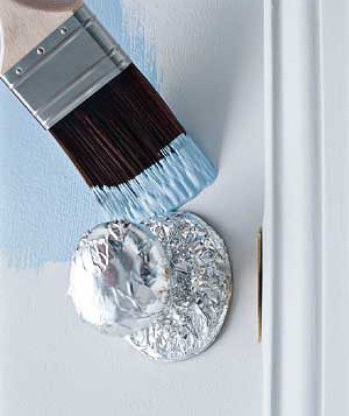 Полезный совет при ремонте - фольгой покрыть дверную ручку, это позволит защитить ее при ремонте от краски.