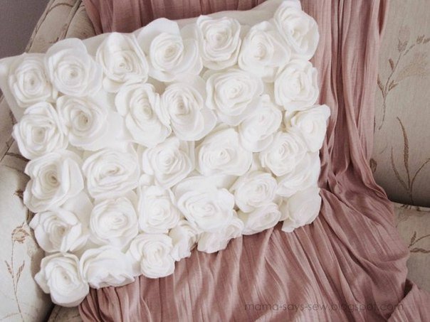 Как сделать подушку из флисовых роз