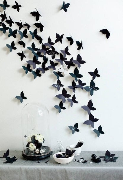Бабочки на стене являются не дорогой и оригинальной идеей по декору интерьера.