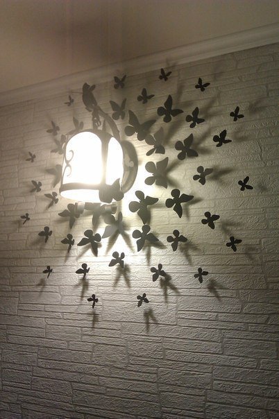 Бабочки на стене являются не дорогой и оригинальной идеей по декору интерьера.