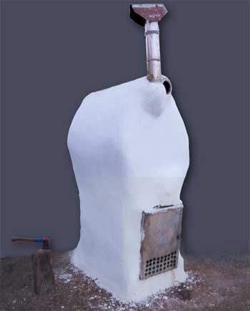 Вертикальная печь-ракета со встроенным теплообменником для нагрева воды.