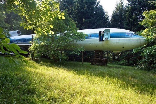Житель американского штата Орегон Брюс Кэмпбелл купил старый пассажирский самолет Boeing 727 и превратил его в свой дом