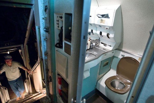 Житель американского штата Орегон Брюс Кэмпбелл купил старый пассажирский самолет Boeing 727 и превратил его в свой дом