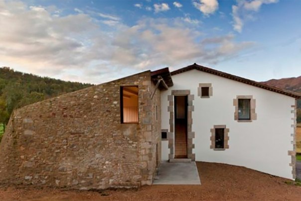 Архитектурная студия Arnau Estudi выполнила современный ремонт сельского дома на ферме 17го века, для молодого поколения семьи владельца.