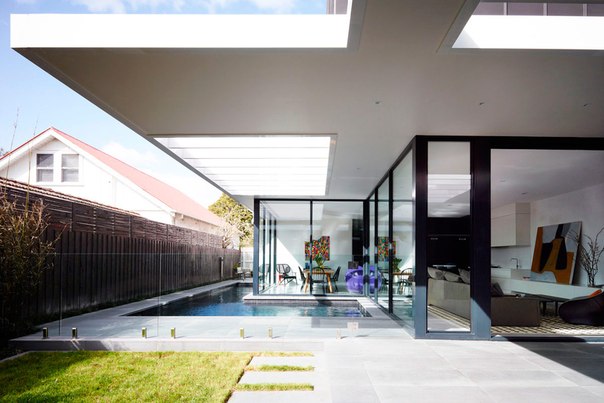 Архитектурная студия Canny выполнила ре-дизайн частного дома в Кью, пригороде Мельбурна, Австралия. Интерьер выполнен в белом с яркими красочными аксессуарами.