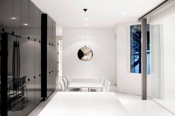 Студия Anne Sophie Goneau выполнила современный дизайн квартиры 119 м² Espace St-Denis на первом этаже триплекса в Монреале, Канада. В дизайне интерьера использован контраст грубых кирпичных и деревянных поверхностей с современными черными глянцевыми, белыми и стеклянными элементами.