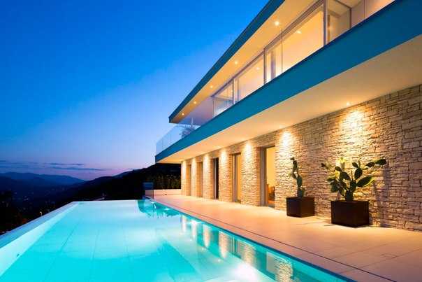 Архитектурная студия Philipp Architekten выполнила дизайн четырёхэтажного частного дома Lombardo с огромным бассейном и потрясающим видом на озеро Лугано, Швейцария.