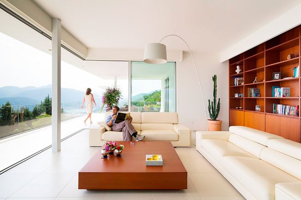 Архитектурная студия Philipp Architekten выполнила дизайн четырёхэтажного частного дома Lombardo с огромным бассейном и потрясающим видом на озеро Лугано, Швейцария.
