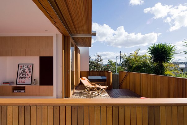 Архитектурная студия CplusC выполнила дизайн частного дома Curl Curl в Новом Южном Уэльсе, Австралия. Проект включает две спальни с гардеробами, ванная-прачечная и общее открытое пространство для кухни, обеденной и гостиной.