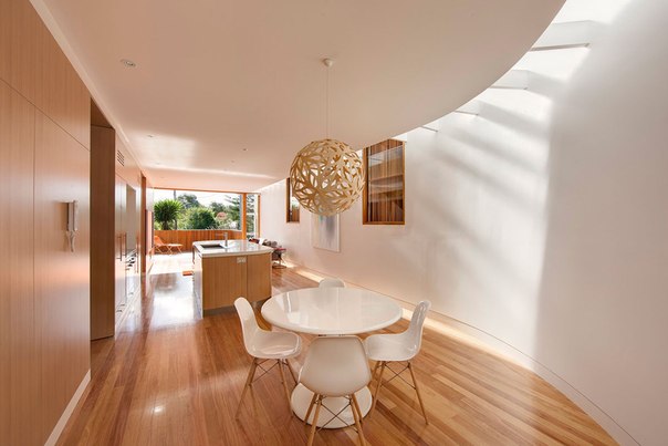 Архитектурная студия CplusC выполнила дизайн частного дома Curl Curl в Новом Южном Уэльсе, Австралия. Проект включает две спальни с гардеробами, ванная-прачечная и общее открытое пространство для кухни, обеденной и гостиной.