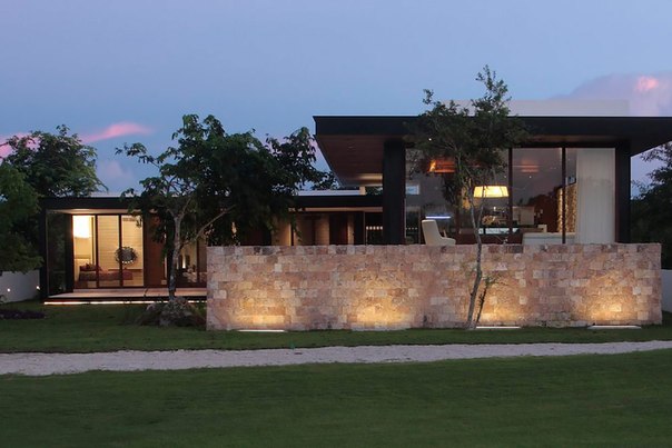 Архитектурная студия Augusto Quijano выполнила дизайн частного дома Q в Мериде, Юкатан, Мексика.