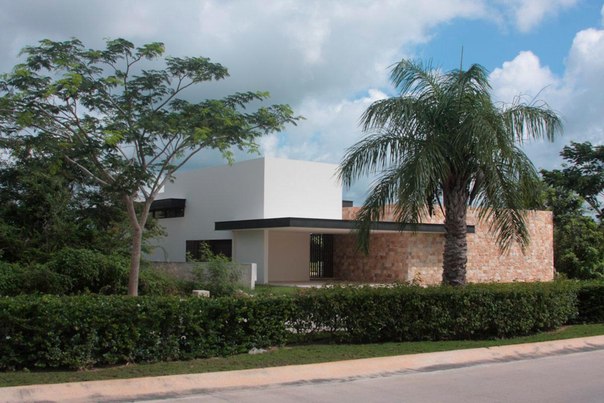Архитектурная студия Augusto Quijano выполнила дизайн частного дома Q в Мериде, Юкатан, Мексика.