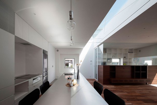 Архитектурная студия UID выполнила дизайн современного частного дома Frame с небольшим двориком в городе Хиросима, Япония. Несмотря на скромный внешний вид, дом имеет просторную открытую планировку с дизайном в бело-коричневой гамме.
