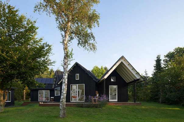 Архитектурная студия Powerhouse Company выполнила дизайн современного датского загородного дома для молодой семьи.