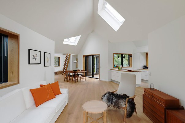 Архитектурная студия Powerhouse Company выполнила дизайн современного датского загородного дома для молодой семьи.