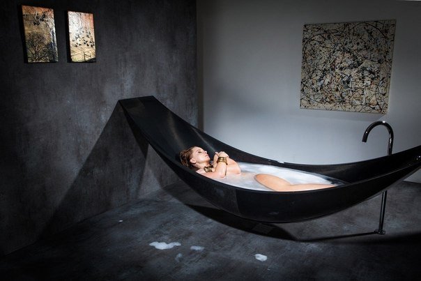 Современная ванна в виде гамака