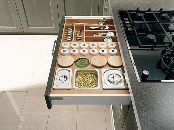 Идея для хранения специй и столовых приборов на кухне
