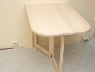 Практичный складной столик для маленькой квартиры.