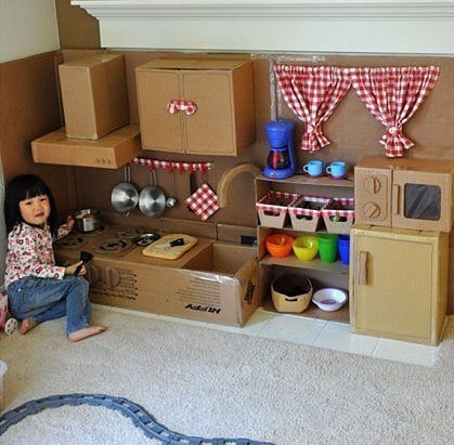 Много-много ненужного упаковочного картона, оставшегося после покупки бытовой техники, можно превратить в современную кухню для ребенка.