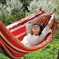 Наступило лето, пора домашний зимний диван поенять на летний гамак в саду! Вот инструкция, как сделать гамак своими руками: