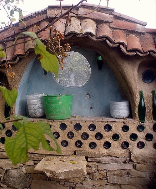 Ряд фотографий саманных домов в Болгарии показывает широкий диапазон применения этого природного материала в строительстве. Творите свои дома с душой!
