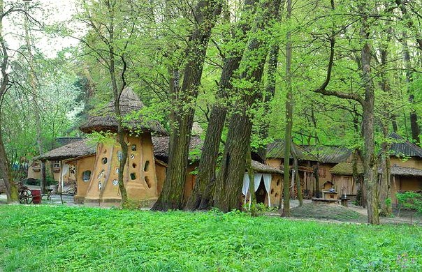 Самым резонансным его проектом стала экологическая деревня под Харьковом, дома в которой были сделаны из глины и дерева по старинным строительным технологиям. В одном из домов этой деревни прожил восемь лет сам дизайнер.