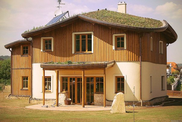 Этот дом был спроектирован чешской студией ARC, которая проектирует основываясь на принципах целостной архитектуры.