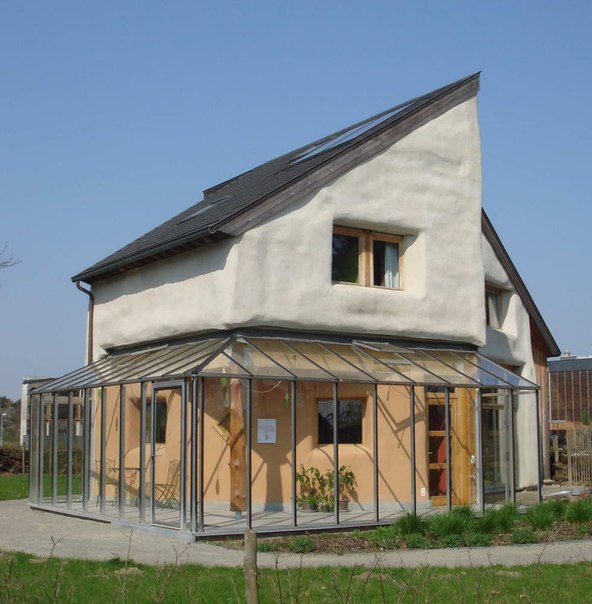 Энергосберегающий дом из дерева, соломы и глины в Бельгии. Архитектор - Марк Депрево.