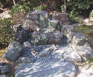 Суйкинкуцу (яп. 水琴窟, буквально пещера водного кото) — музыкальное приспособление, используемое в японских садах.Суйкинкуцу состоит из перевернутого, зарытого в земле кувшина, над которым располагается лужица воды. Капли воды, постепенно проникая в кувшин через отверстия в донышке, издают приятные булькающиезвуки, которые формируют несложные мелодии. Звуки суйкинкуцу можно сравнить с колокольчиком или японской цитрой кото. Нередко суйкинкуцу оборудуют около японского рукомойника тёцубаси для мытья рук перед чайной церемонией.