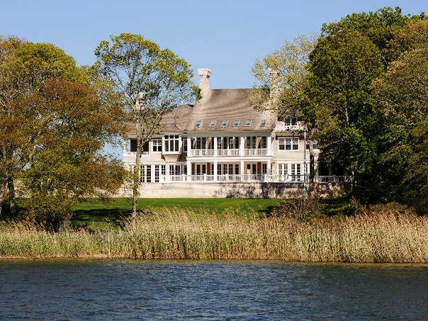 Огромный дом на берегу реки в Ист-Хэмптоне, штат Нью-Йорк