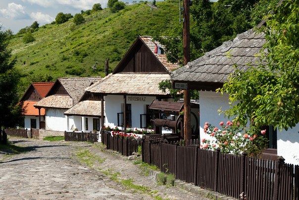 Маленькая живописная деревня Холлокё (Hollókő). Венгрия