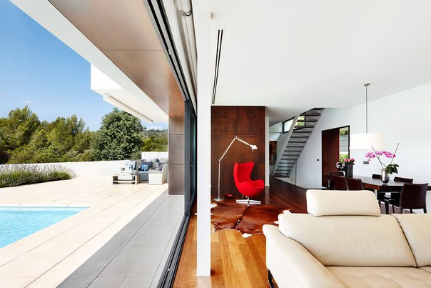 Архитектурная студия Alfonso Reina выполнила дизайн современного двухэтажного частного дома в жилом районе Сон Пуиг, недалеко от центра города Пальма-де-Майорка, Испания. Дом расположен на трапециевидном участке и ориентирован на юг в сторону леса.