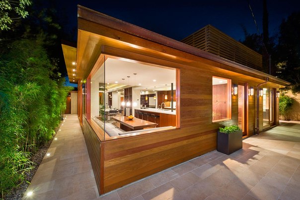 Архитектурная студия Kurt Krueger выполнила современный ре-дизайн частного дома 1948 года в Брентвуде, Калифорния. Новый дизайн дома выполнен в бело-коричневой гамме с богатым использованием натурального дерева.