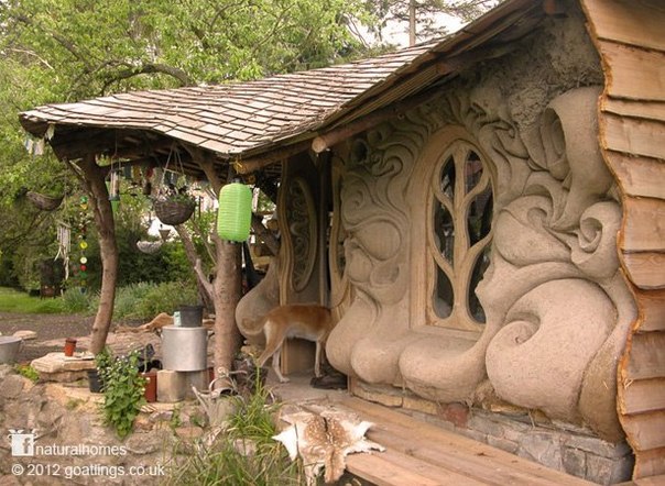 Этот потрясающий дом со скульптурными стенами из глины выходит на берег небольшого ручья в местечке под названием Сомерсет (Англия).