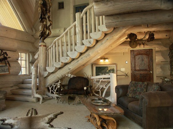 Лестница в бревенчатом доме.