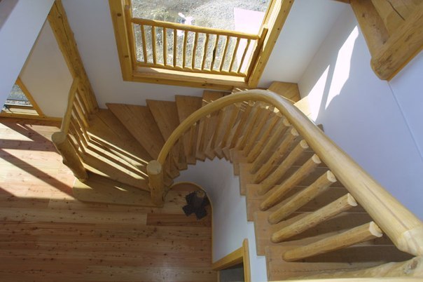 Лестница в бревенчатом доме.