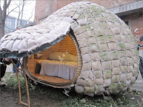 Экологичный минимализм. Дом-яйцо в Пекине / Дом-яйцо внутри отделан полосками бамбука, а снаружи покрыт мешочками с опилками, на которых вырастает трава. они также выполняют роль своеобразного утеплителя. Освещается крохотное помещение с помощью энергии солнца.