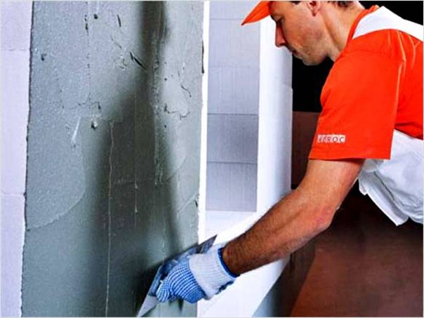 Штукатурка стен – это один из элементов выравнивания стены так называемым мокрым способом. Совершенно не обязательно использовать только данный метод, в зависимости от качества стен можно применить комбинированный способ выравнивания стен.