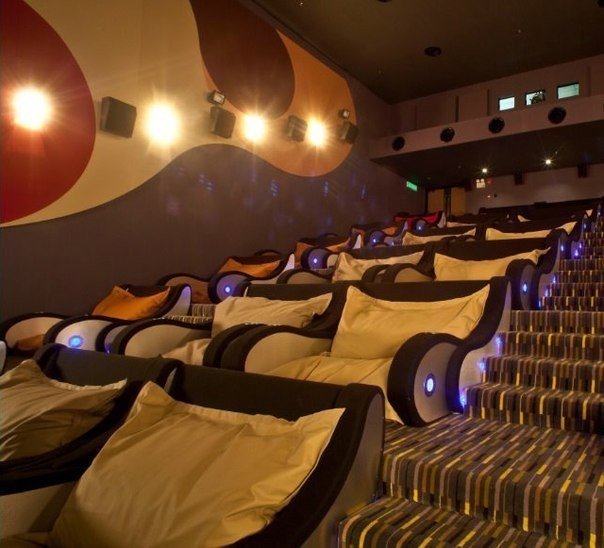 Удобные сидения в кинотеатре