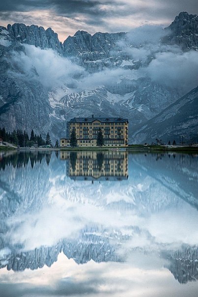 Очень красивый снимок усадьбы на озере Мизурина, Италия