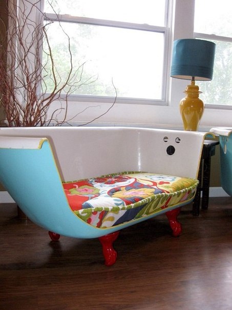 Некуда деть старую ванну — сделайте из нее удобное кресло. 